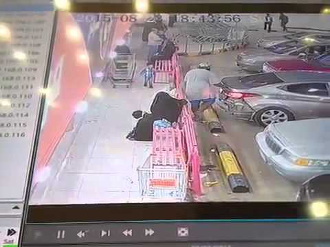 بالفيديو: محاولة فاشلة لسرقة حقيبة امرأة