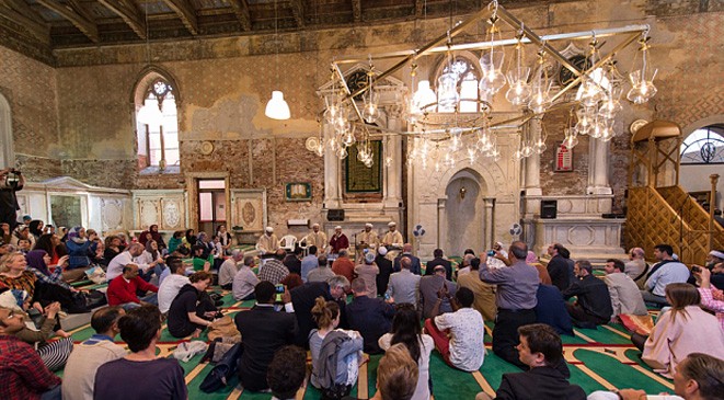 ايطاليا تغلق أول مسجد أقيم في