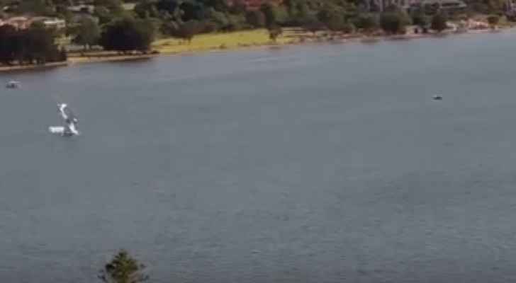 بالفيديو.. تحطم طائرة ومقتل طاقمها في