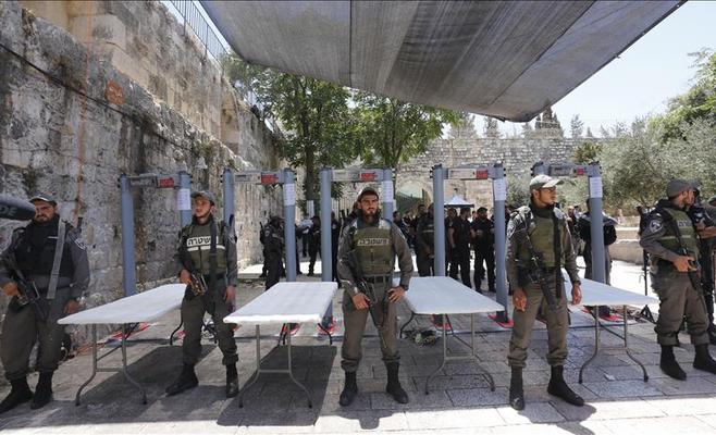 مواجهات بين الفلسطينيين والاحتلال بسبب البوابات