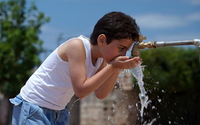 اترك طفلك يشرب الماء من الصنبور