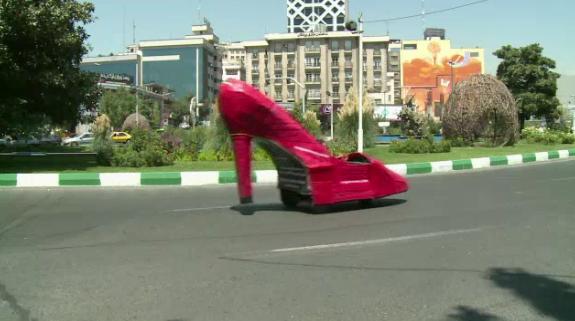 بالفيديو: ماسح أحذية بسيارة على شكل