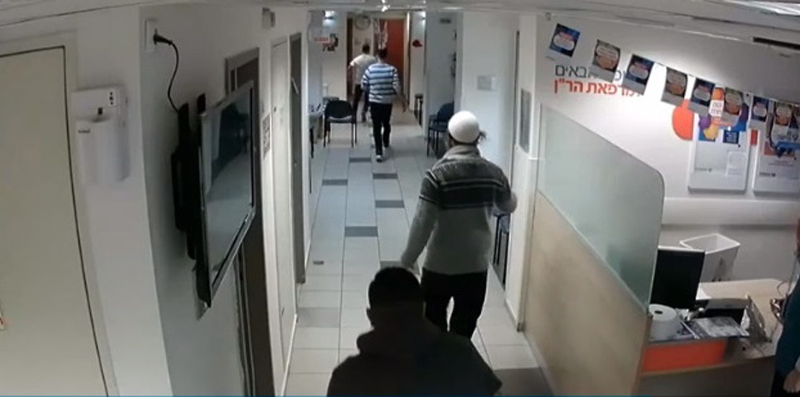 بالفيديو .. يهودي وأبناؤه يعتدون بالضرب