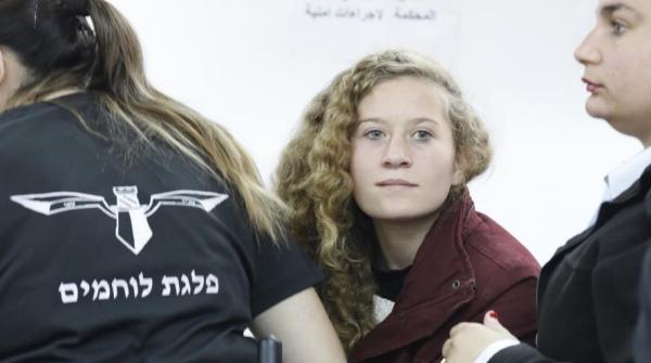 الاحتلال يمدد اعتقال عهد التميمي ووالدتها