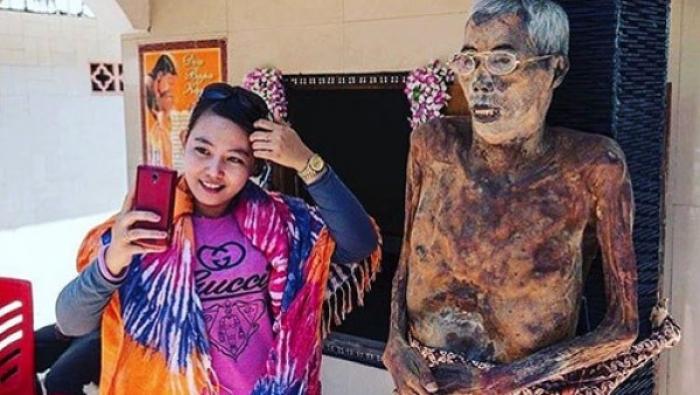 فتاة تستخرج جثة جدها من أجل