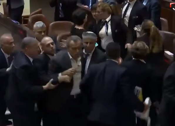 بالفيديو .. طرد نواب عرب من
