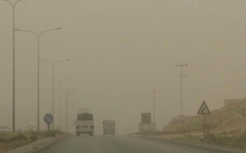 «الاحوال الجوية» تتسبب باغلاق الطريق الصحراوي