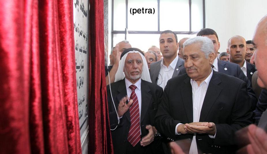 النسور يفتتح مسجد (بر الوالدين) في