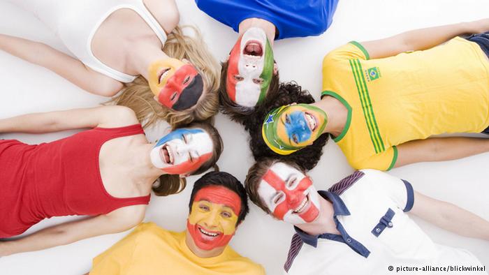من هو (أجمل شعب) في الكرة