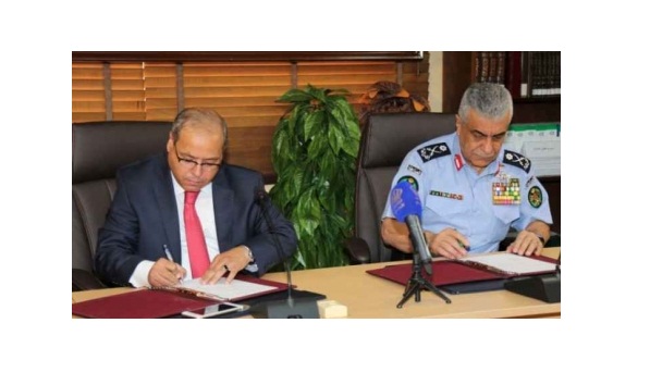 موظف بكل مركز إصلاح لإنهاء مشاكل