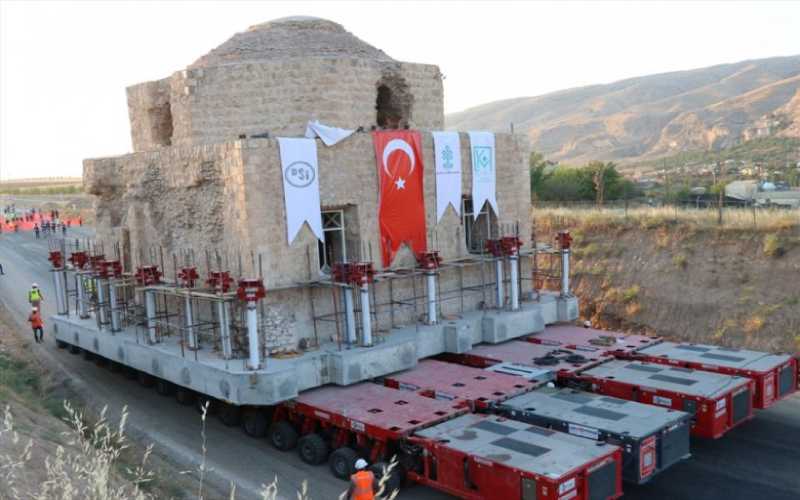 عملية معقدة لنقل حمام تاريخي ضخم