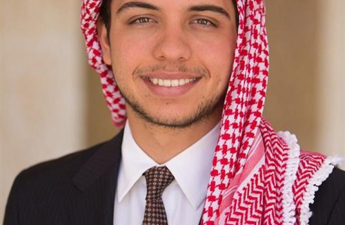 ولي العهد: المرأة الأردنية مثال العطاء