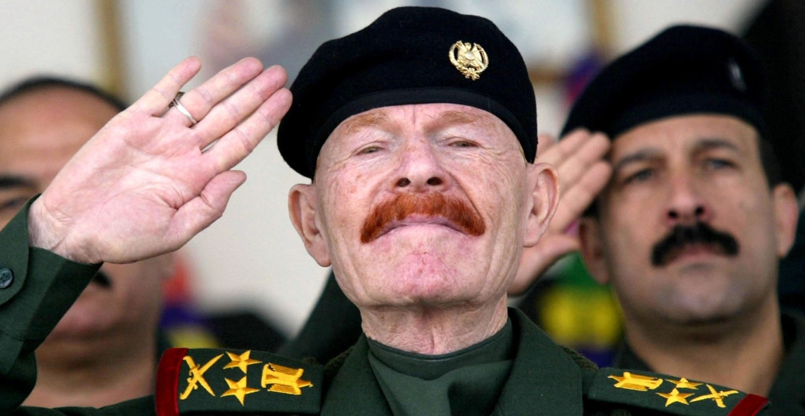 مسلحون شيعة يسلمون جثة من يشتبه