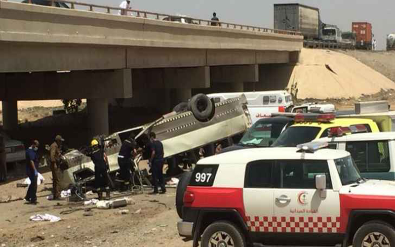 حادث حافلة مروع بالسعودية يودي بحياة