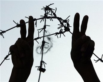 محاكم الاحتلال تمدد اعتقال 68 أسيرا