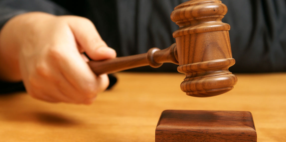 الإمارات.. جرد سيدة من ثيابها لـ”فك