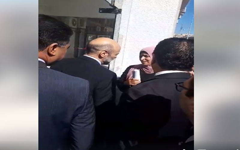 بالفيديو .. quotالرزازquot لسيدة أردنية: ولا