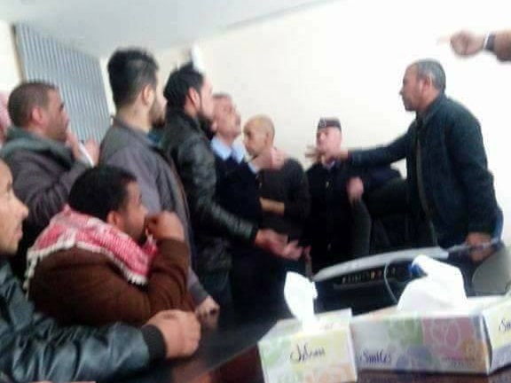 موظفو الأبيض للأسمدة يقتحمون مكتب المدير