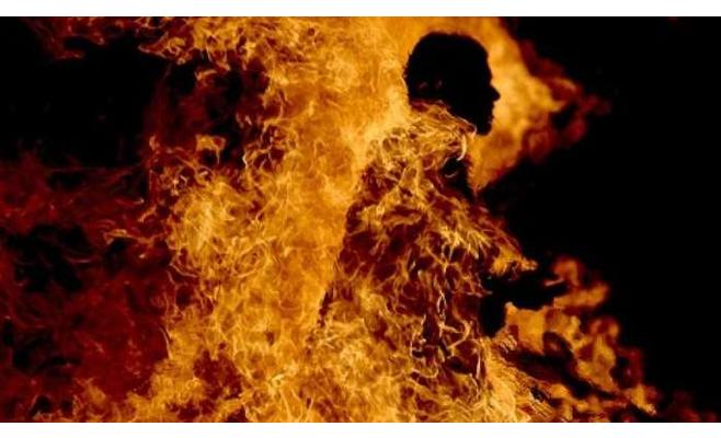 وفاة موظف بلدية أحرق نفسه احتجاجا
