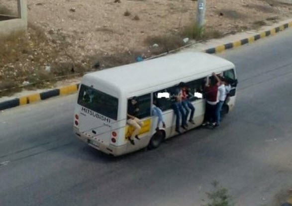 الزرقاء.. توقيف سائق حافلة حمل 21