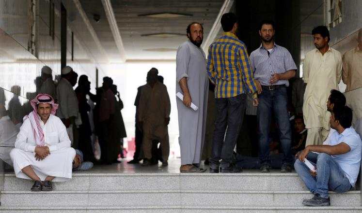 إجراءات حكومية سعودية تطيح بأكثر من