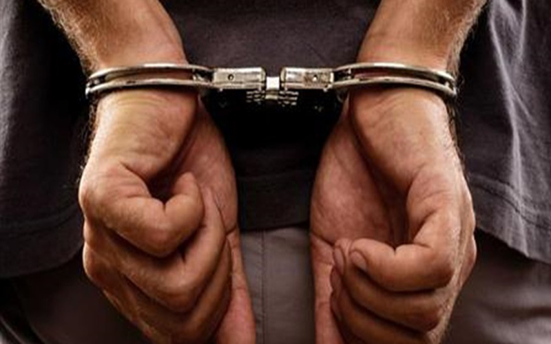 مطلوب يضرب نفسه بأداة حادة لاتهام