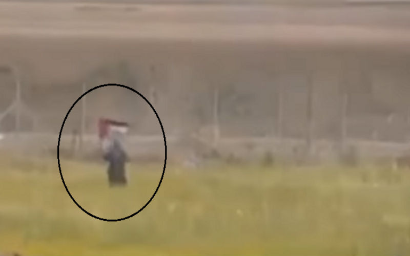 قناص إسرائيلي يطلق النار على امرأة