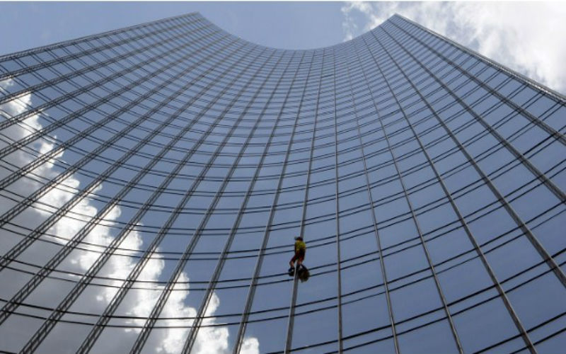 عمره 55 عاما.. «الرجل العنكبوت» يتسلق