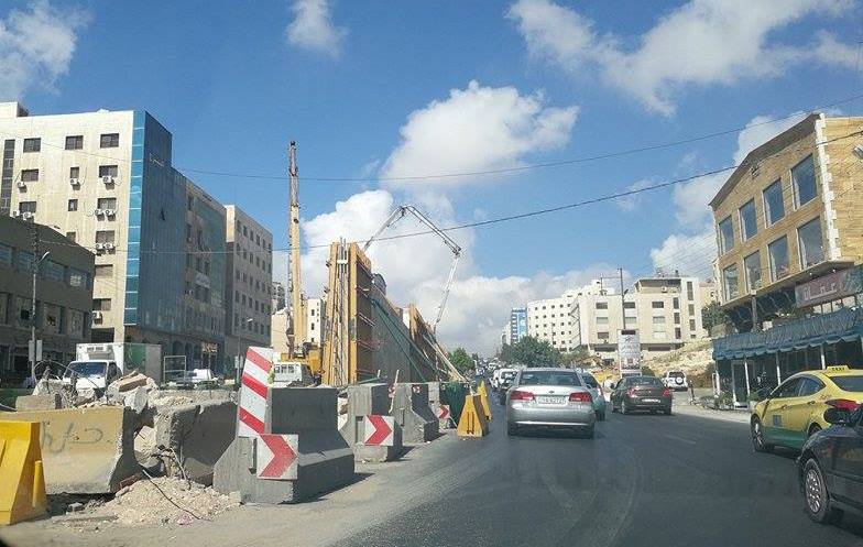 سقوط شخص داخل حفرة إنشائية بعمق