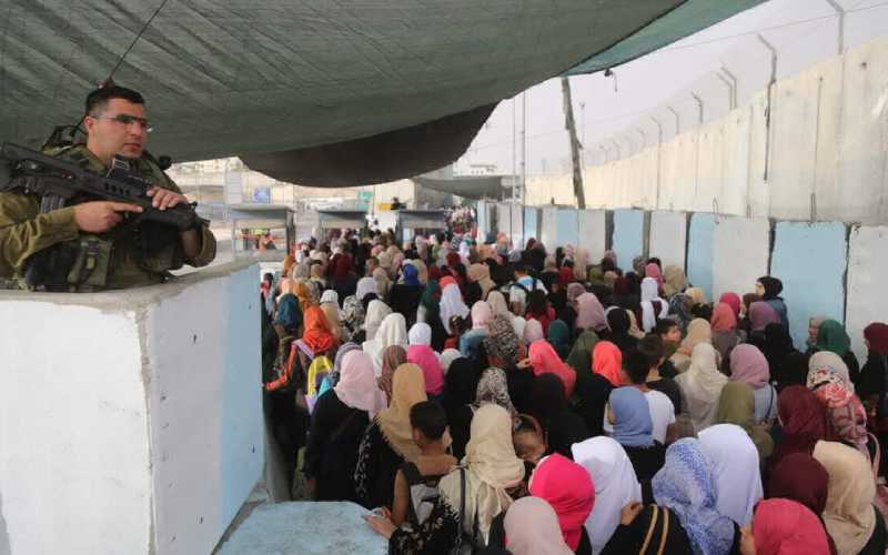 آلاف الفلسطينيون يتوافدون على الأقصى لإحياء