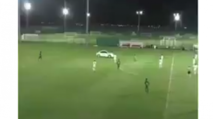 مشجع يدخل الملعب بسيارته