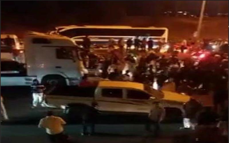 معتصمون يغلقون طريق المطار وآخرون جسر