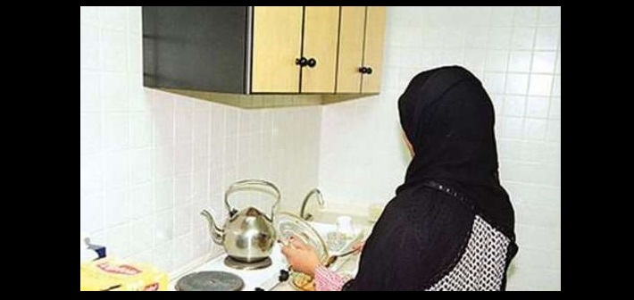 كانت تعاقبها بالملعقة.. خادمة تقتل طفلة