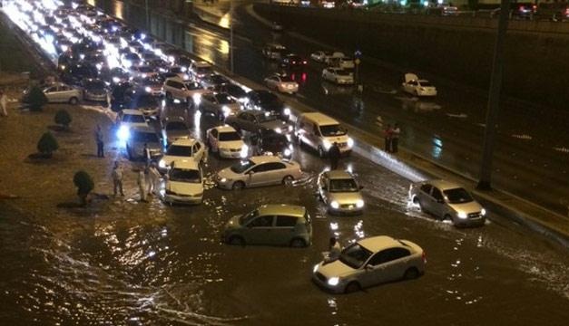 اشتداد تسلقط الامطار في عمان وتحذيرات