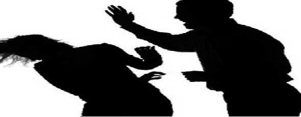 سيدة تدفع تعويضا لزوجها لانه أصيب