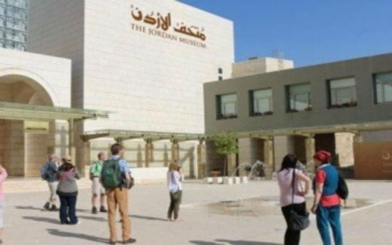 افتتاح معرض صور قصور الحمراء في