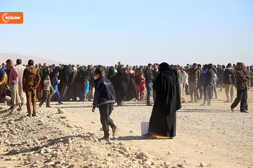 نازحو الموصل يحتشدون بانتظار المواد الغذائية