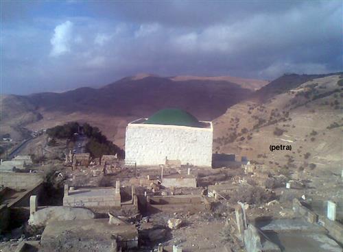 ازدحام القبور يغلق مقبرة النبي نوح