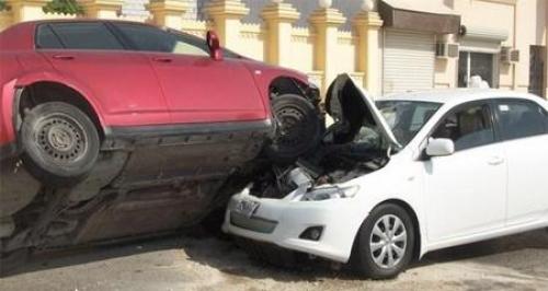 (4) إصابات بتصادم (3) مركبات في
