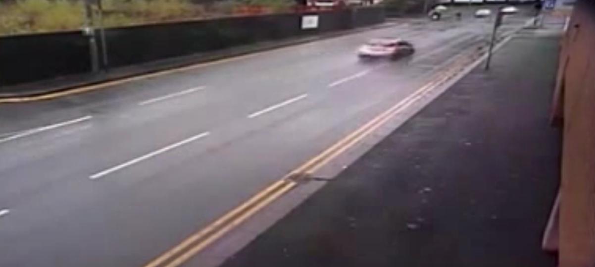 بالفيديو: لحظة دهس موظف لمسن بسيارته