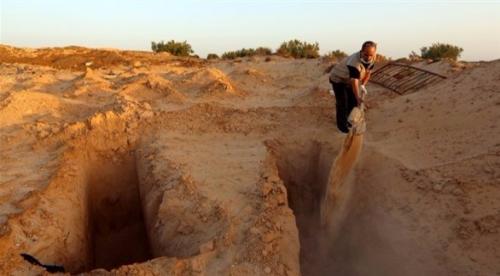 بالصور دفن جثث المهاجرين quotبكرامةquot ..