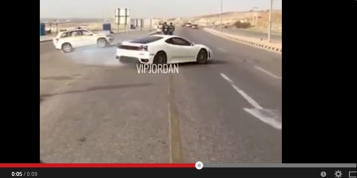 الأمن يضبط (ضيف عربي) يفحط أمام