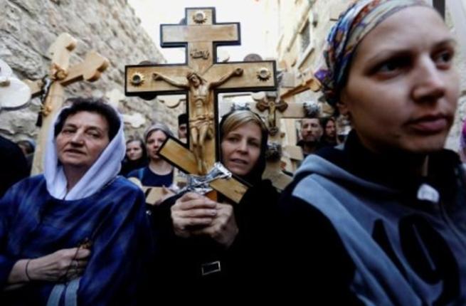 المسيحيون يحتفلون بعيد الفصح في كنيسة