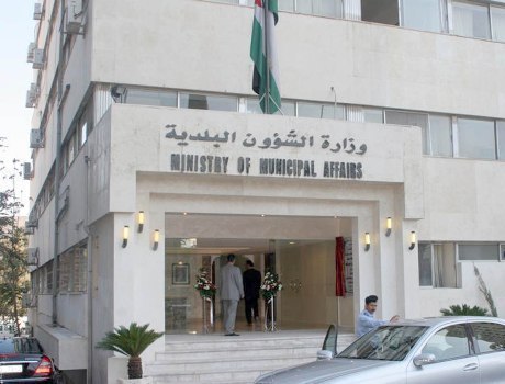 المصري : البلديات ملتزمة بقرار وقف