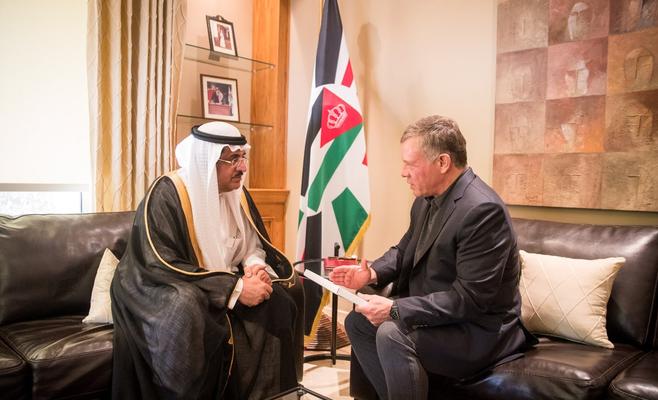 الملك يتسلم رسالة خطية من خادم