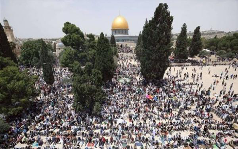 200 ألف فلسطيني صلوا الجمعة في