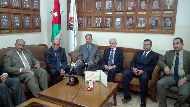 نقابة المحامين تكرم الطيار الدعجة وتمنحه