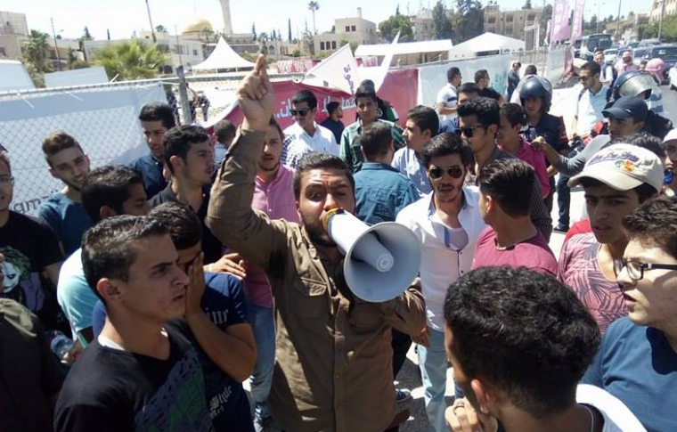 طلبة التوجيهي غير الأردني يعتصمون أمام
