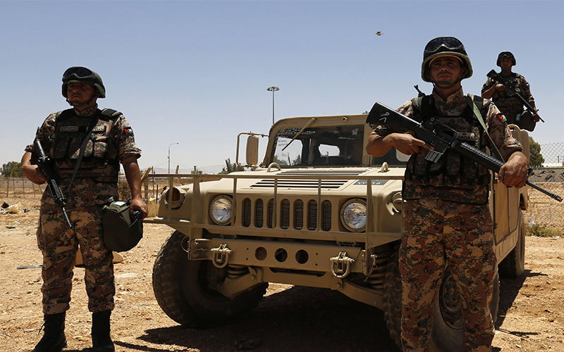 الجيش يضبط شخصين خططا لتنفيذ أعمال