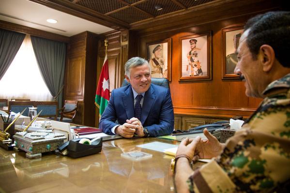 الملك يزور القيادة العامة ويلتقي الزبن
